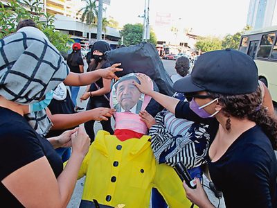 Feministas de Guerrero resisten los embates del "Toro sin Cerca"