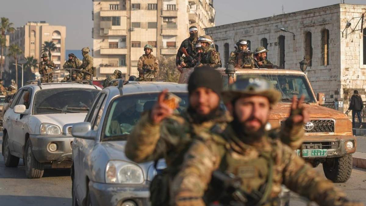 Combatientes de la oposición siria conducen por las calles tras la toma de Hama por parte de los insurgentes, en Siria