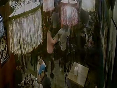 Asesinan en un bar a líder de Los Tlacos, a su hijo y a un agente de la Fiscalía de Guerrero (Video)