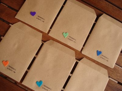No las tires: convertí las bolsas de papel vacías en estos lindos sobres para completar tus looks