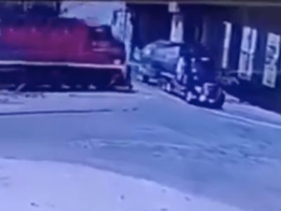 Tren arrolla a pipa con diésel que quiso ganar el paso en Querétaro; hay dos muertos