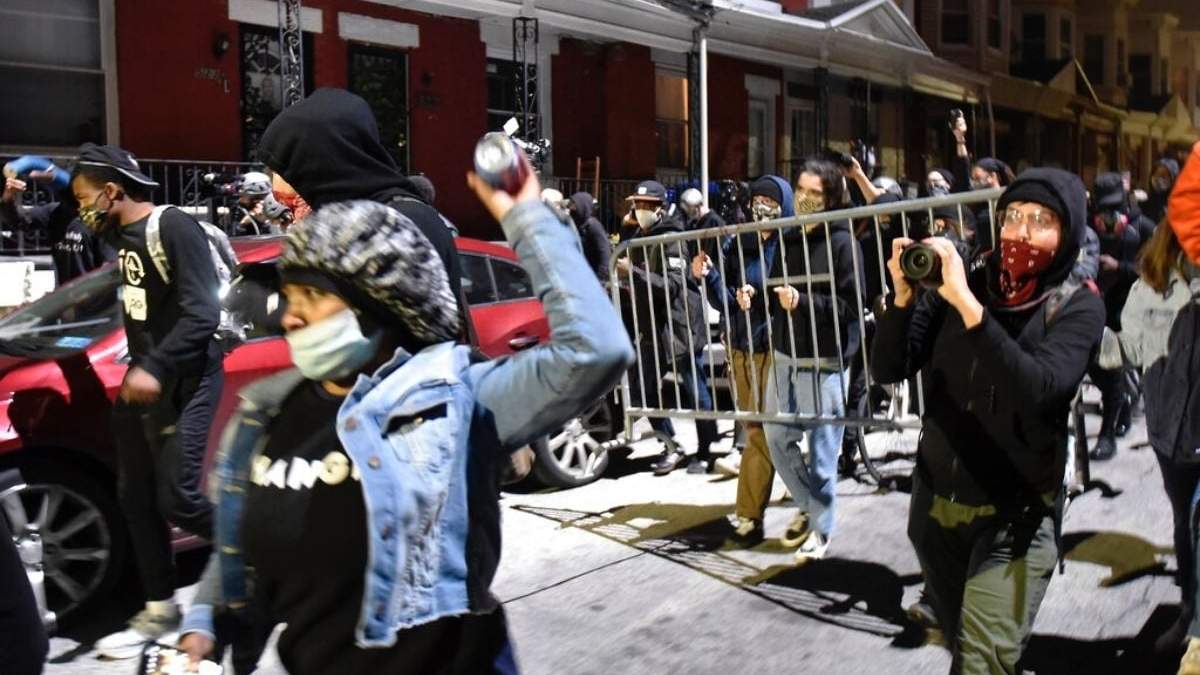 Manifestantes protestan por el asesinato de Walter Wallace en Filadelfia