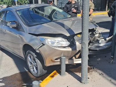 Pilotes de metal impidieron que el auto se estrelle contra un comercio