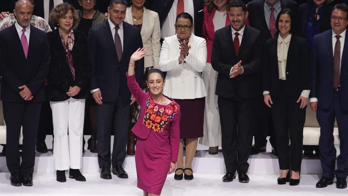 Claudia Sheinbaum y funcionarios asistentes a su mensaje en el Auditorio Nacional