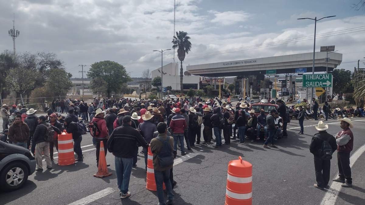 Pobladores de Coyomeapan bloquean la caseta de cuota San Lorenzo Teotipilco de la autopista Cuacnopalan-Oaxaca, en Puebla