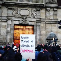 Mujeres protestan por feminicidios frente a Palacio Nacional y exigen a AMLO intervenir (Videos)