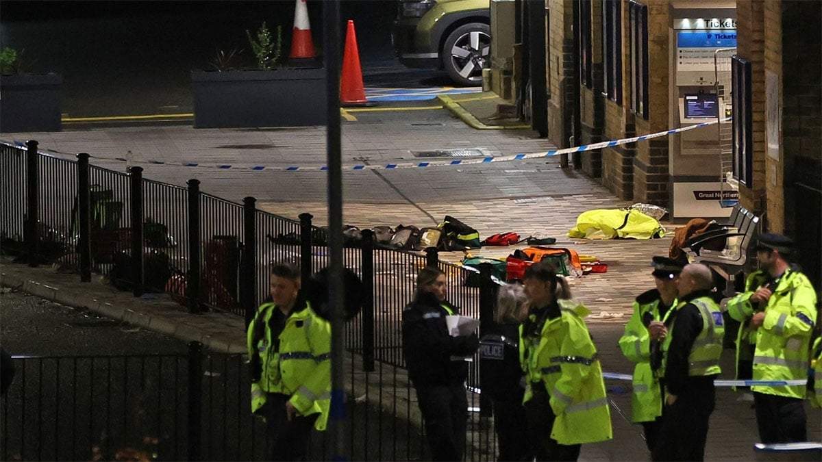 La policía investiga el por qué del apuñalamiento masivo en el tren a Londres