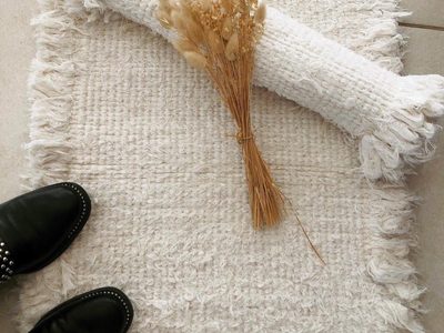 El truco facilísimo y económico para que las alfombras de tu casa no se muevan ni un centímetro