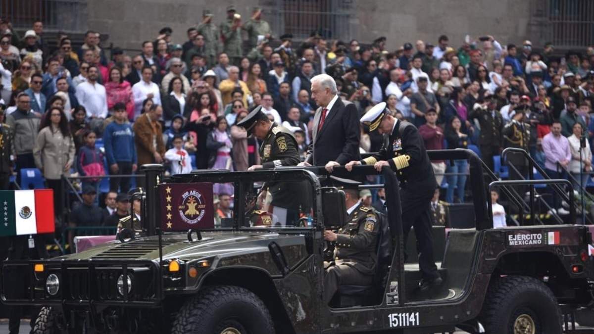 El presidente López Obrador con los titulares de la Sedena y la Semar