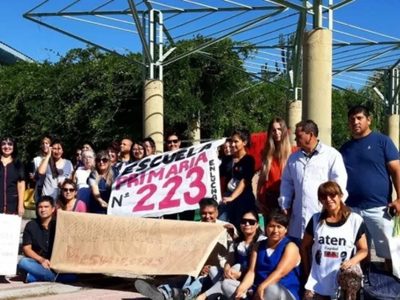 En las puertas del CPE, denunciaron violencia e inseguridad en la Escuela Primaria 223