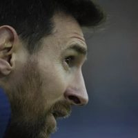 Tras silbidos en París, Messi busca arroparse en Argentina