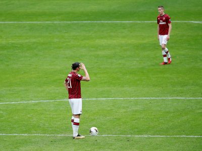 Zlatan marcó, pero se fue fastidioso en la dura derrota del Milan