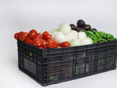 Guardá los cajones de verdulería plásticos que encuentres: creá este fabuloso estante para verduras o vegetales