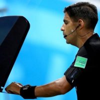 Los árbitros usarán micrófonos para explicar al público sus decisiones al utilizar el VAR