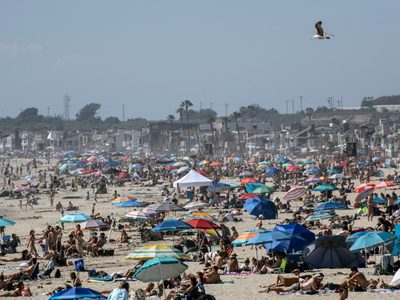 ¡No les importó nada! Miles de personas rebalsaron las playas de California a pesar del coronavirus