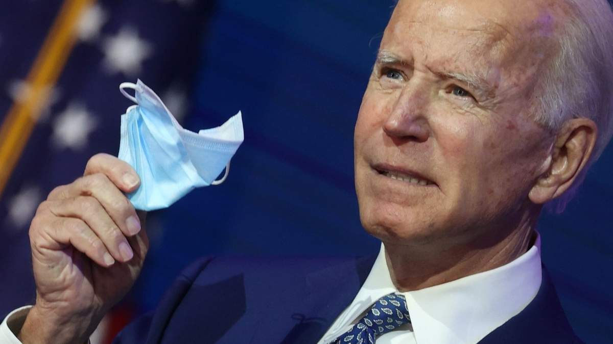 El presidente de los Estados Unidos, Joe Biden, sosteniendo una mascarilla. Fuente: (Twitter)