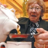 Quién es el empresario que compró el juego de té de Yiya Murano