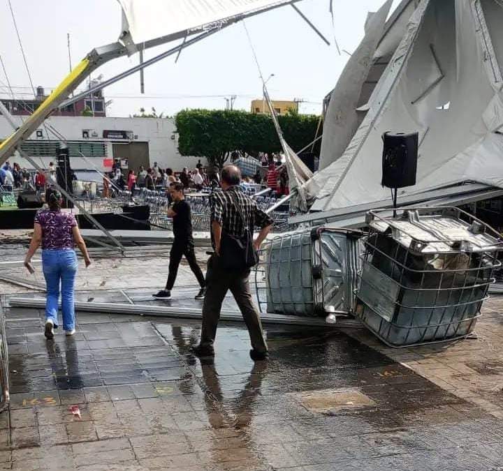 Colapsa estructura en Feria del Libro de Netzahualcóyotl; hay cinco lesionados