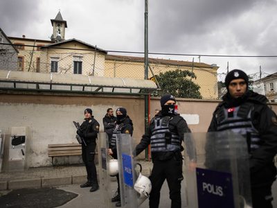 Enmascarados atacan una iglesia de Estambul y matan a una persona