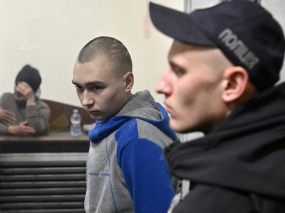 El primer militar ruso acusado de crímenes de guerra en Ucrania admite los cargos