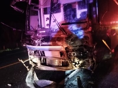 Mueren siete personas en choque entre un autobús texano y una camioneta en NL