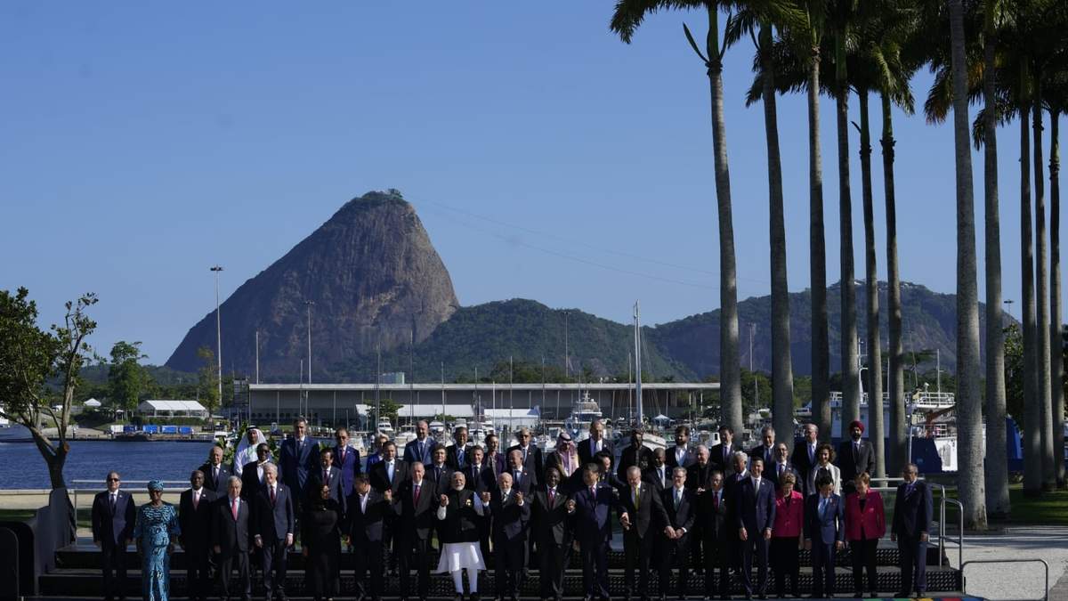 Con el Pan de Azúcar de fondo, los jefes de Estado que asisten a la cumbre del G20 posan para una fotografía en grupo