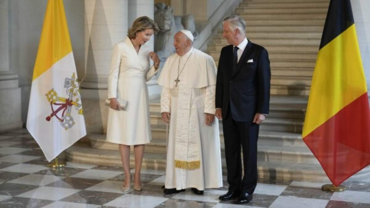 El papa Francisco se reúne con el rey Felipe de Bélgica y la reina Matilde en el Castillo de Laeken, Bruselas, el 27 de febrero de 2024