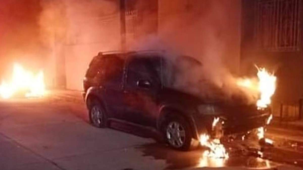 Vehículos incendiados durante los enfrentamientos en Jerez.