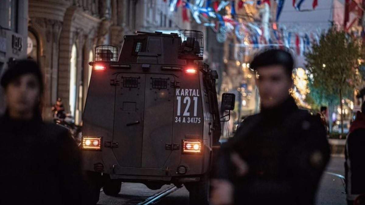 Un vehículo de Policía en el lugar del atentado en la avenida Istiklal en Estambul, Turquía