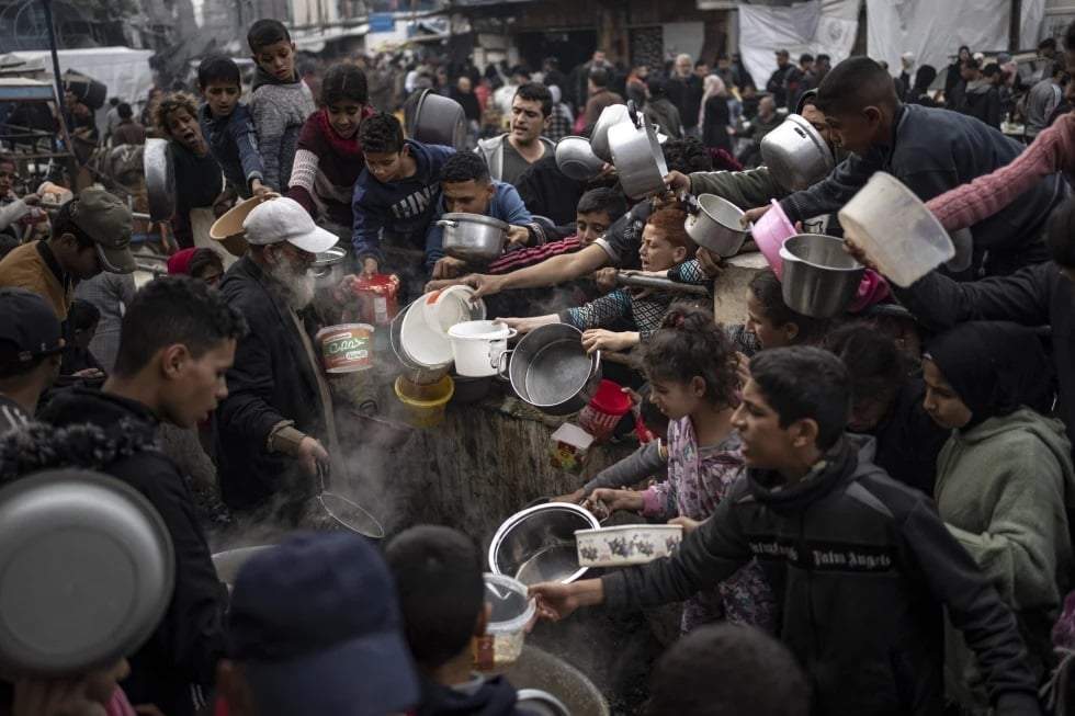 Palestinos se forman para recibir alimentos gratuitos en Rafah, Franja de Gaza