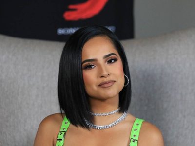 "¿Han escuchado #Muchacha?": Becky G alborota a sus fans con esta postal