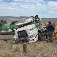Impactante accidente en Piedra del Águila: un camión volcó en la Ruta 237 y su conductor fue hospitalizado de urgencia.