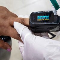 EU: Fabricantes de oxímetros deben realizar más estudios sobre resultados con piel oscura