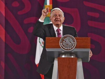 AMLO respalda a Sheinbaum por no invitar al rey Felipe VI y acusa prepotencia de España