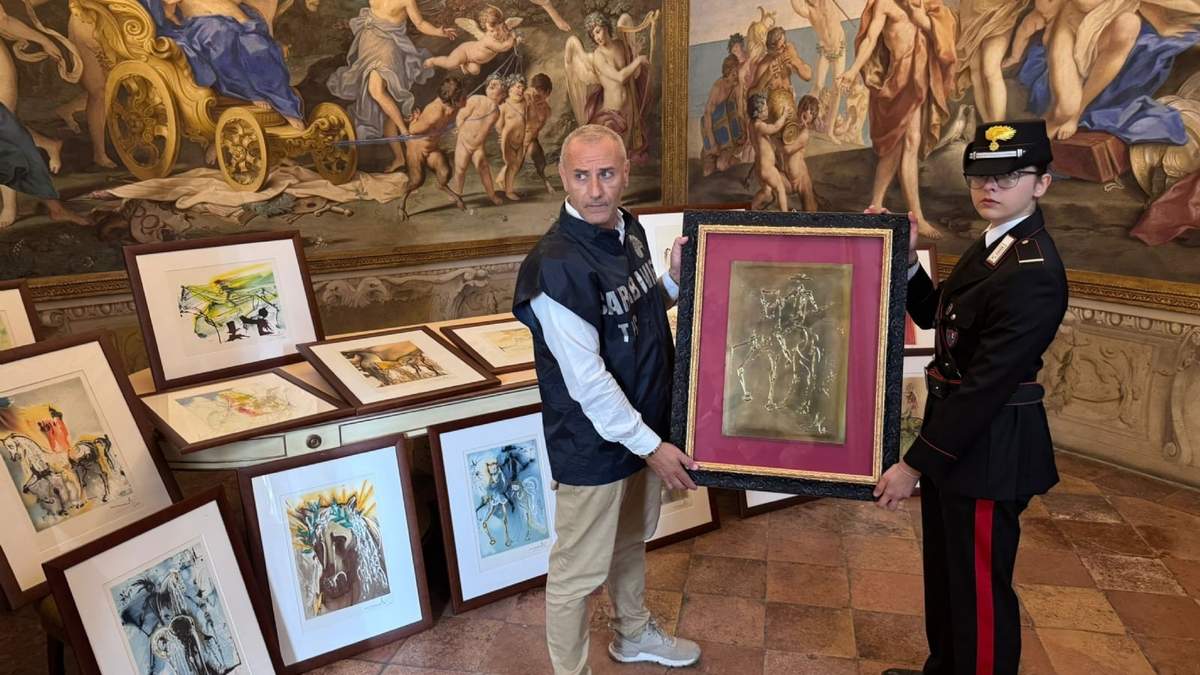Agentes posan con algunas de las 21 obras de la exposición "Dalí. Entre el arte y el mito", que fueron incautados por la sospecha de ser falsificaciones, en Parma, Italia