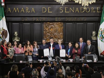Ratifican a Genaro Lozano como embajador en Italia; “falta el de Lord Molécula", critican