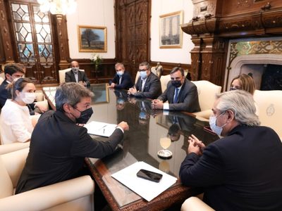 Alberto Fernández firmó un acuerdo con el sector turístico