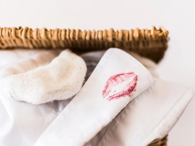 La mezcla mágica para eliminar las manchas de labial de tus prendas favoritas: solo necesitás 3 productos