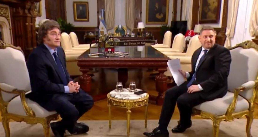 Momento en el que Santiago Caputo interrumpe la entrevista de Jonatan Viale a Javier Milei