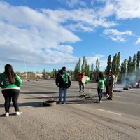 Trabajadores del hospital de Centenario y municipales de Senillosa levantaron los cortes de ruta