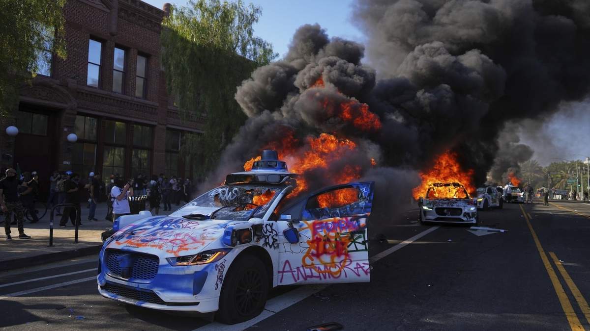 Varios taxis Waymo fueron incendiados cerca del Centro de Detención Metropolitano del centro de Los Ángeles, este domingo