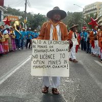 En la Guelaguetza Magisterial, recuerdan a los 43 y exigen poner un freno a las concesiones mineras