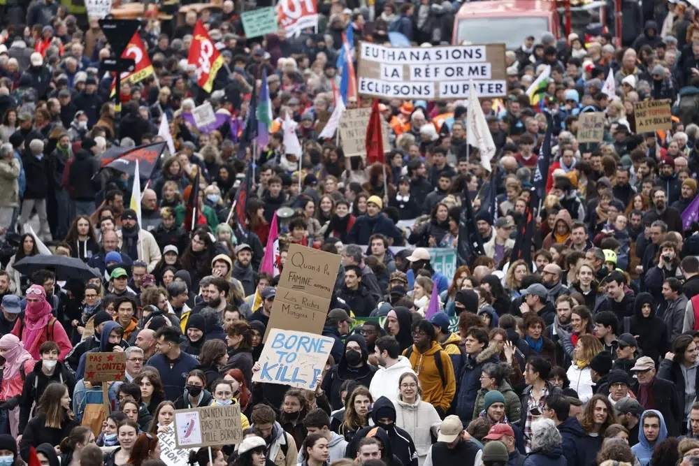 Manifestantes contrarios a la reforma de las pensiones impulsada por el gobierno del presidente Emmanuel Macron protestan en Nantes, en el oeste de Francia, el 6 de abril de 2023