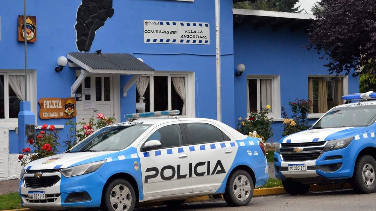 El personal policial llegó a la casa poco después de que se efectuara la denuncia. Fuente (redes sociales).
