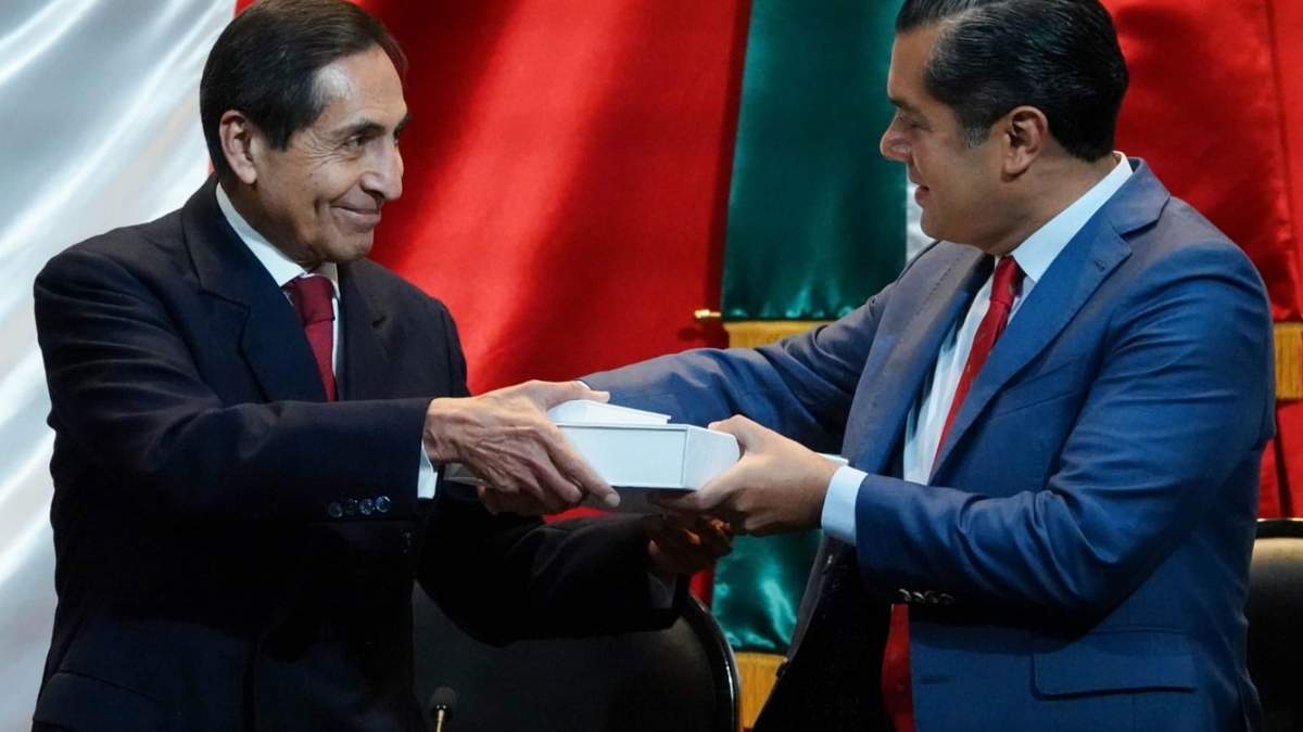 Rogelio Ramírez de la O., secretario de Hacienda y Crédito Público, hizo entrega del paquete económico 2025 a Sergio Gutiérrez Luna, presidente de la Mesa Directiva de la Cámara de Diputados