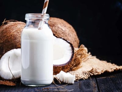 No gastes fortuna en las envasadas y hacé tu propia leche de coco con 2 ingredientes y así de fácil