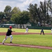 AMLO sufre “pequeño desgarre” en juego de beisbol