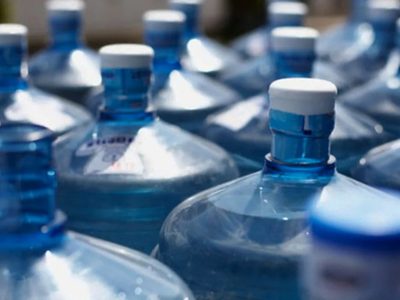 Con los bidones de agua y palos de escoba, creá esta hermosa maceta en tendencia en menos de 20 minutos