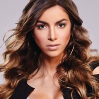 ¡Esta mujer es perfecta!  Anllela Sagra se sube la remera y se baja la bikini ¡No se guarda nada!