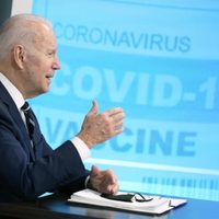 El presidente Biden recibe la vacuna actualizada contra el COVID-19